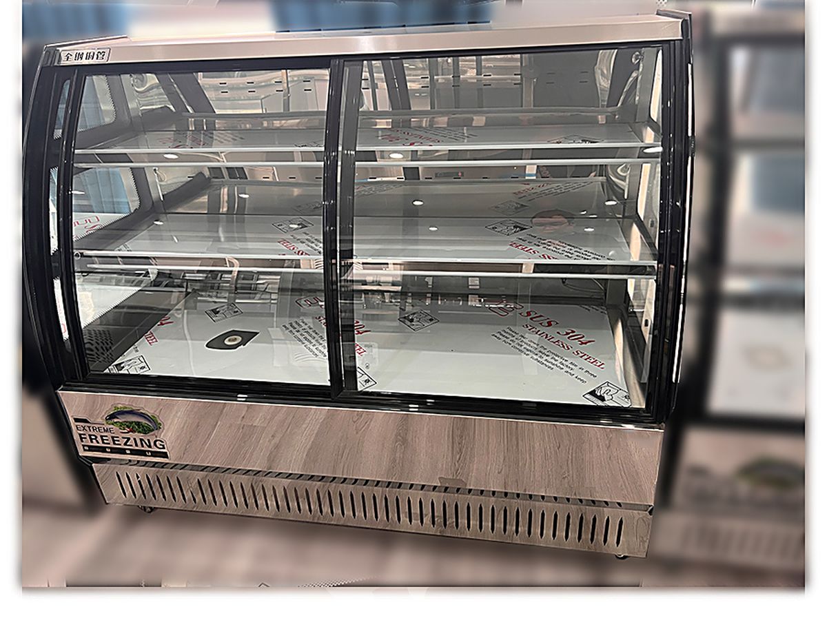 Cake and Pastry Display Case — Refrigerated patisserie and bakery display with humidity control